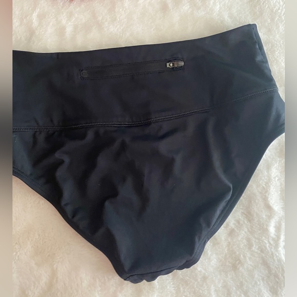 Bundle Nike Shirt, The North Face cropped leggings, Nike High-Waist Swim Bottoms - Picture 13 of 16